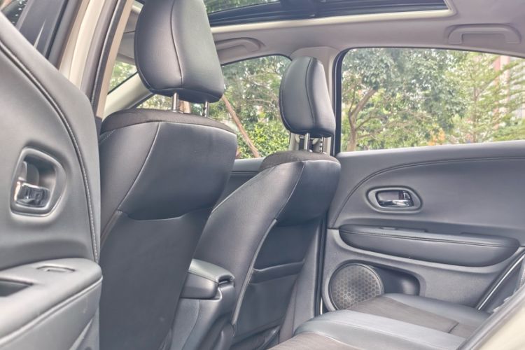 Used Honda Vezel 2020 1.5L CVT Luxury Edition Interior 8