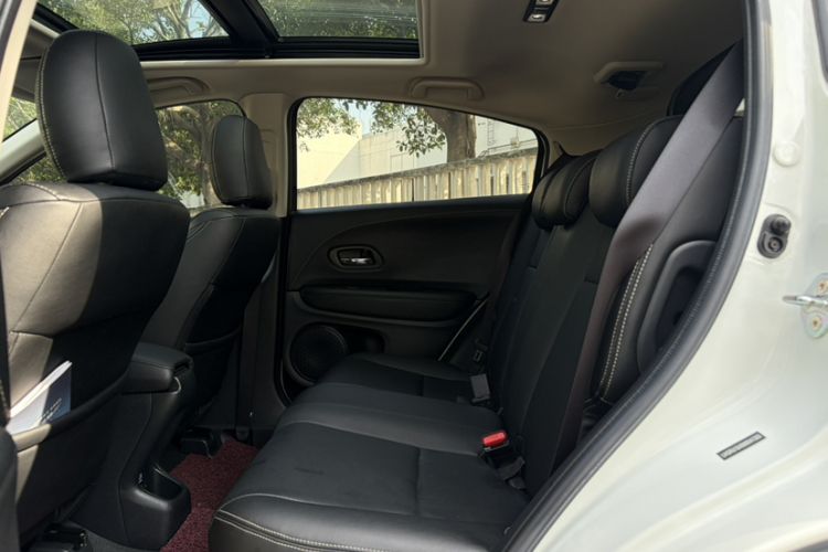 Used Honda Vezel 2020 1.5L CVT Elite Edition Interior 8