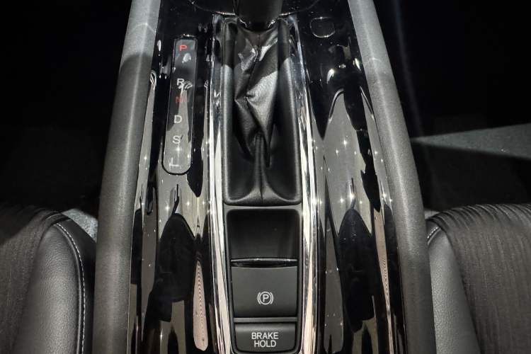 Used Honda Vezel 2020 1.5L CVT Pioneer Edition Interior 9