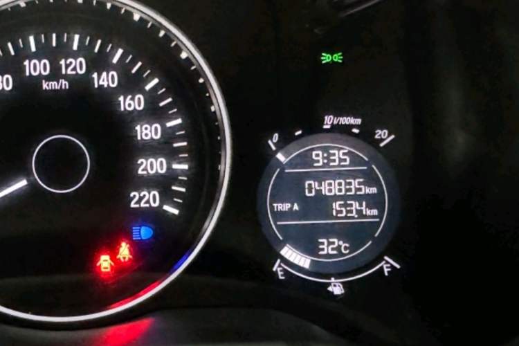 Used Honda Vezel 2020 1.5L CVT Elite Edition Odometer Close Up