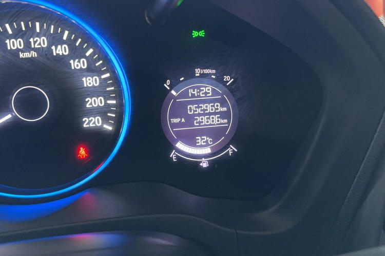Used Honda Vezel 2020 1.5L CVT Pioneer Edition Odometer Close Up
