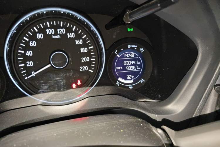 Used Honda Vezel 2020 1.5L CVT Luxury Edition Odometer Close Up