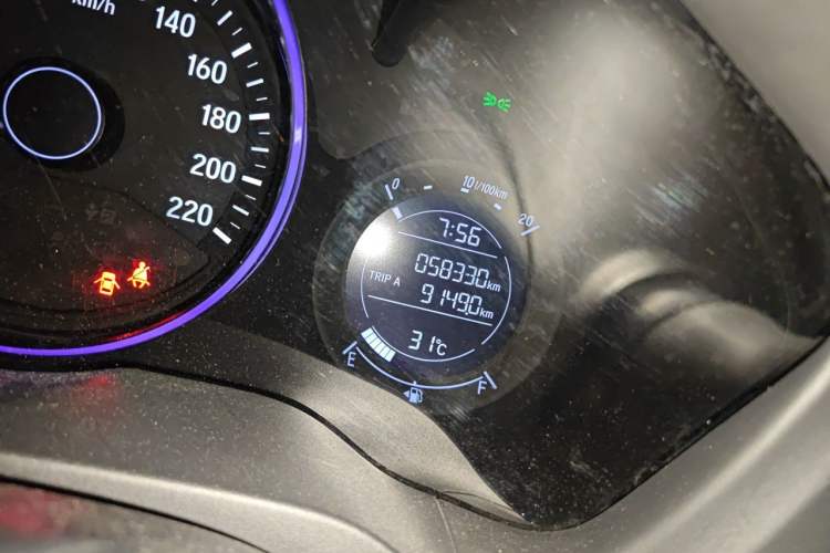 Used Honda Vezel 2020 1.5L CVT Elite Edition Odometer Close Up