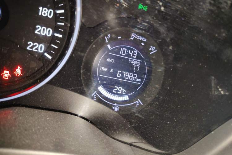 Used Honda Vezel 2020 1.5L CVT Pioneer Edition Odometer Close Up