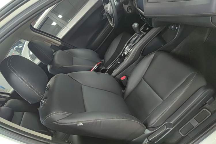 Used Honda Vezel 2020 220 TURBO CVT Elite Edition Right Front Seat