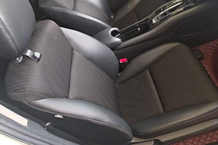 Used Honda Vezel 2020 1.5L CVT Pioneer Edition Right Front Seat