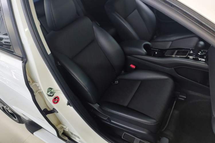 Used Honda Vezel 2020 1.5L CVT Luxury Edition Right Front Seat