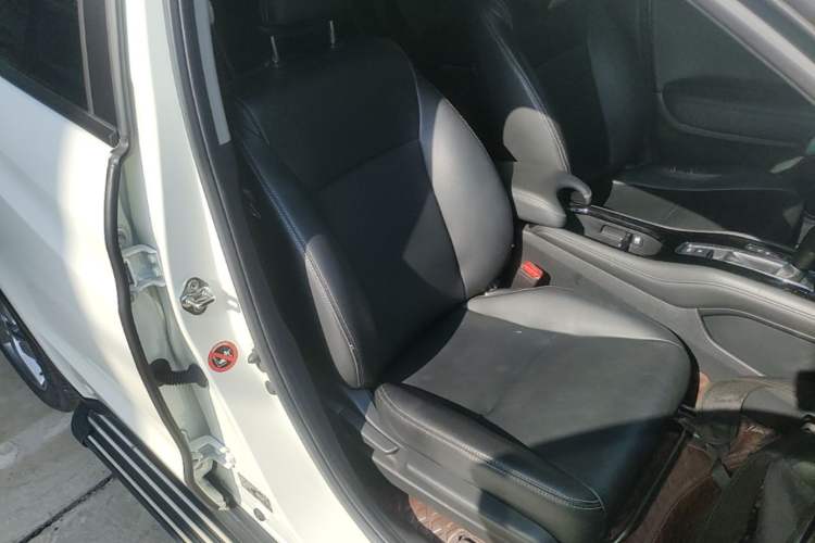 Used Honda Vezel 2020 1.5L CVT Elite Edition Right Front Seat