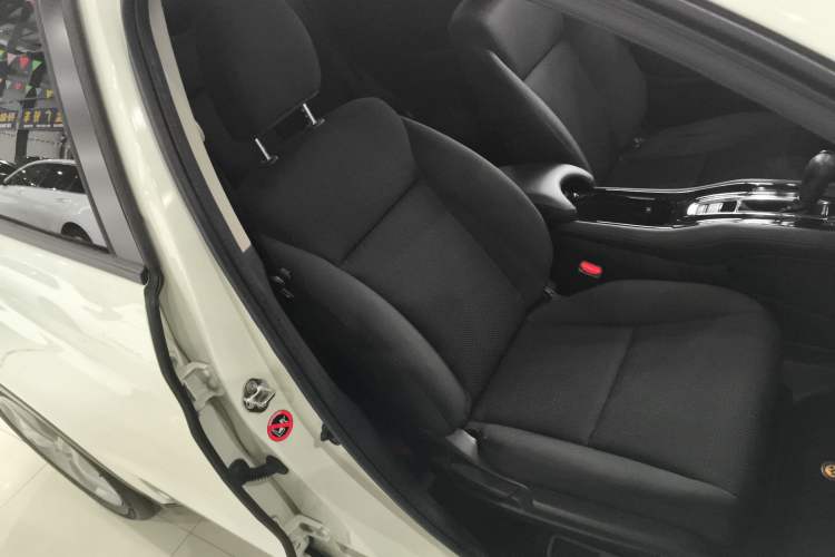 Used Honda Vezel 2020 1.5L CVT Elite Edition Right Front Seat
