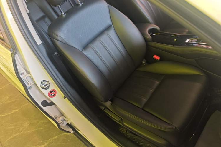 Used Honda Vezel 2020 220 TURBO CVT Elite Edition Right Front Seat