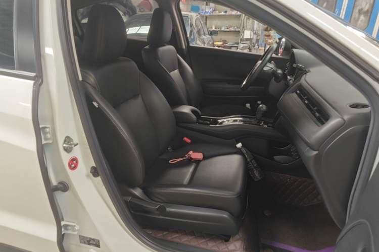 Used Honda Vezel 2020 220 TURBO CVT Luxury Edition Right Front Seat