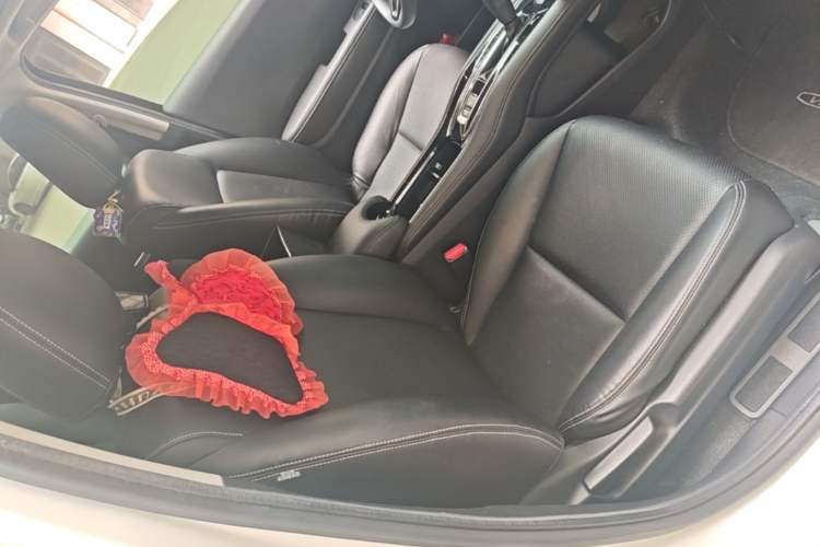 Used Honda Vezel 2020 1.5L CVT Elite Edition Right Front Seat