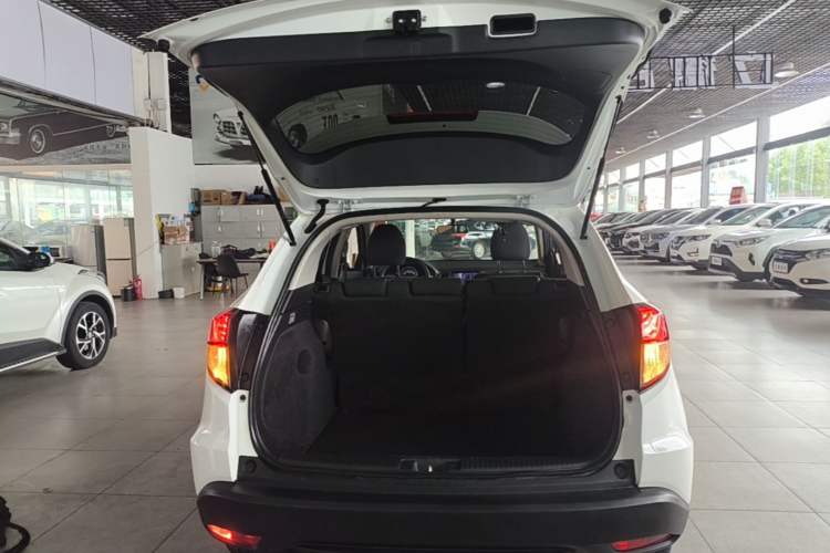 Used Honda Vezel 2020 1.5L CVT Elite Edition Trunk
