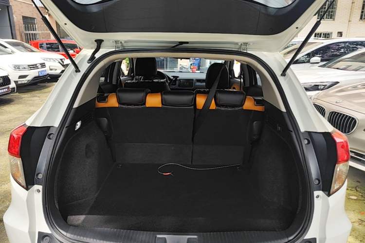 Used Honda Vezel 2020 220 TURBO CVT Elite Edition Trunk