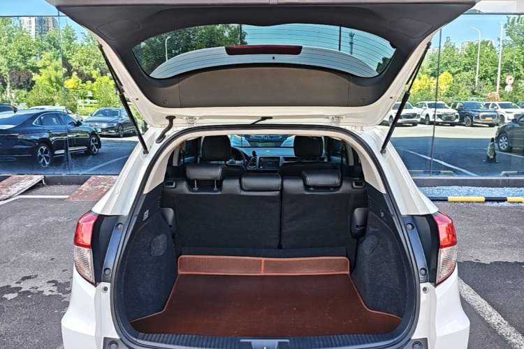 Used Honda Vezel 2020 1.5L CVT Elite Edition Trunk