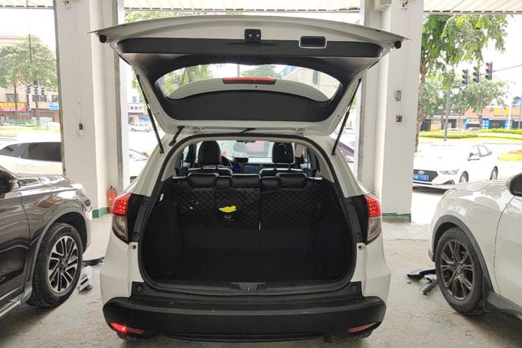 Used Honda Vezel 2020 1.5L CVT Elite Edition Trunk