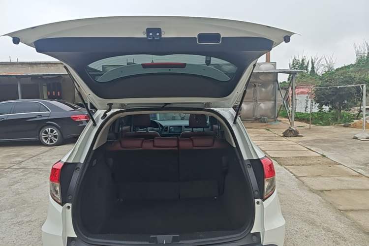Used Honda Vezel 2020 1.5L CVT Elite Edition Trunk
