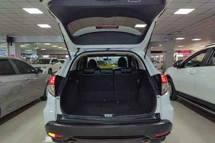 Used Honda Vezel 2020 220 TURBO CVT Elite Edition Trunk