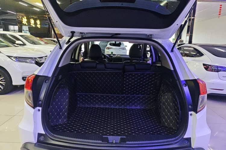 Used Honda Vezel 2020 1.5L CVT Pioneer Edition Trunk