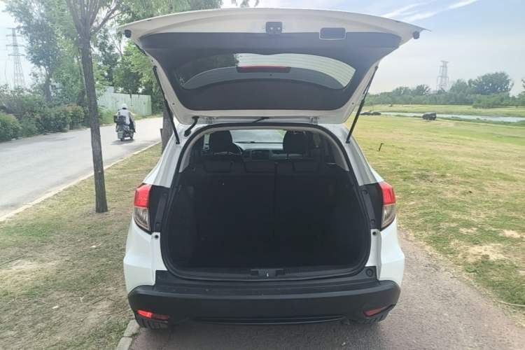 Used Honda Vezel 2020 1.5L CVT Elite Edition Trunk