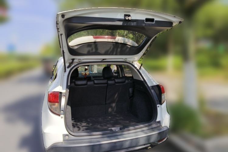 Used Honda Vezel 2020 1.5L CVT Elite Edition Trunk