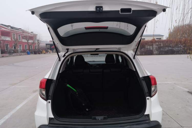 Used Honda Vezel 2020 1.5L CVT Pioneer Edition Trunk