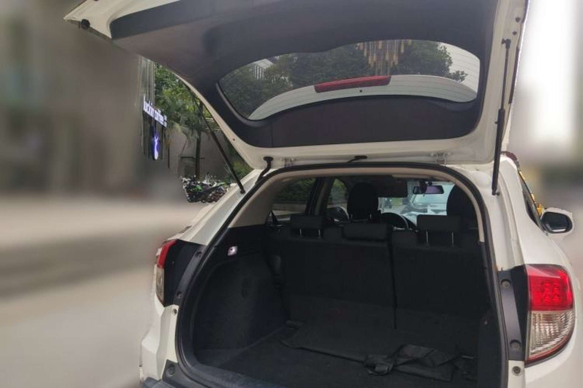 Used Honda Vezel 2020 220 TURBO CVT Elite Edition Trunk
