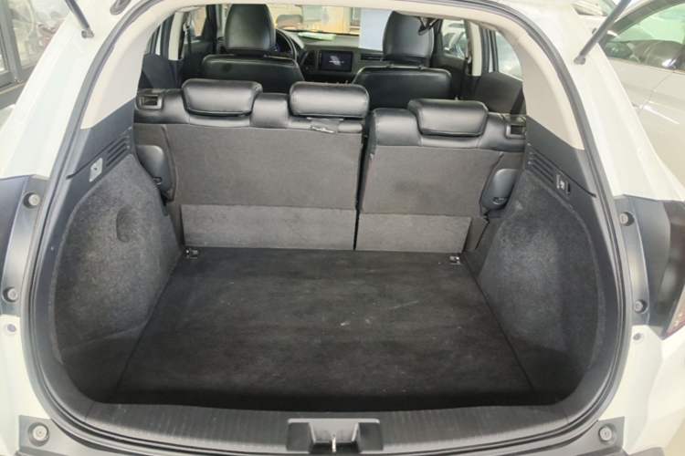 Used Honda Vezel 2020 220 TURBO CVT Elite Edition Trunk