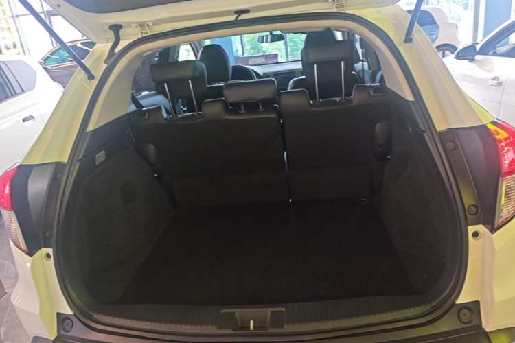Used Honda Vezel 2020 220 TURBO CVT Elite Edition Trunk