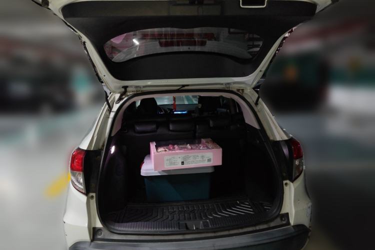 Used Honda Vezel 2020 1.5L CVT Elite Edition Trunk