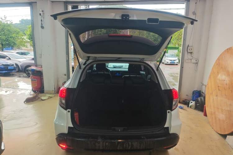 Used Honda Vezel 2020 1.5L CVT Elite Edition Trunk