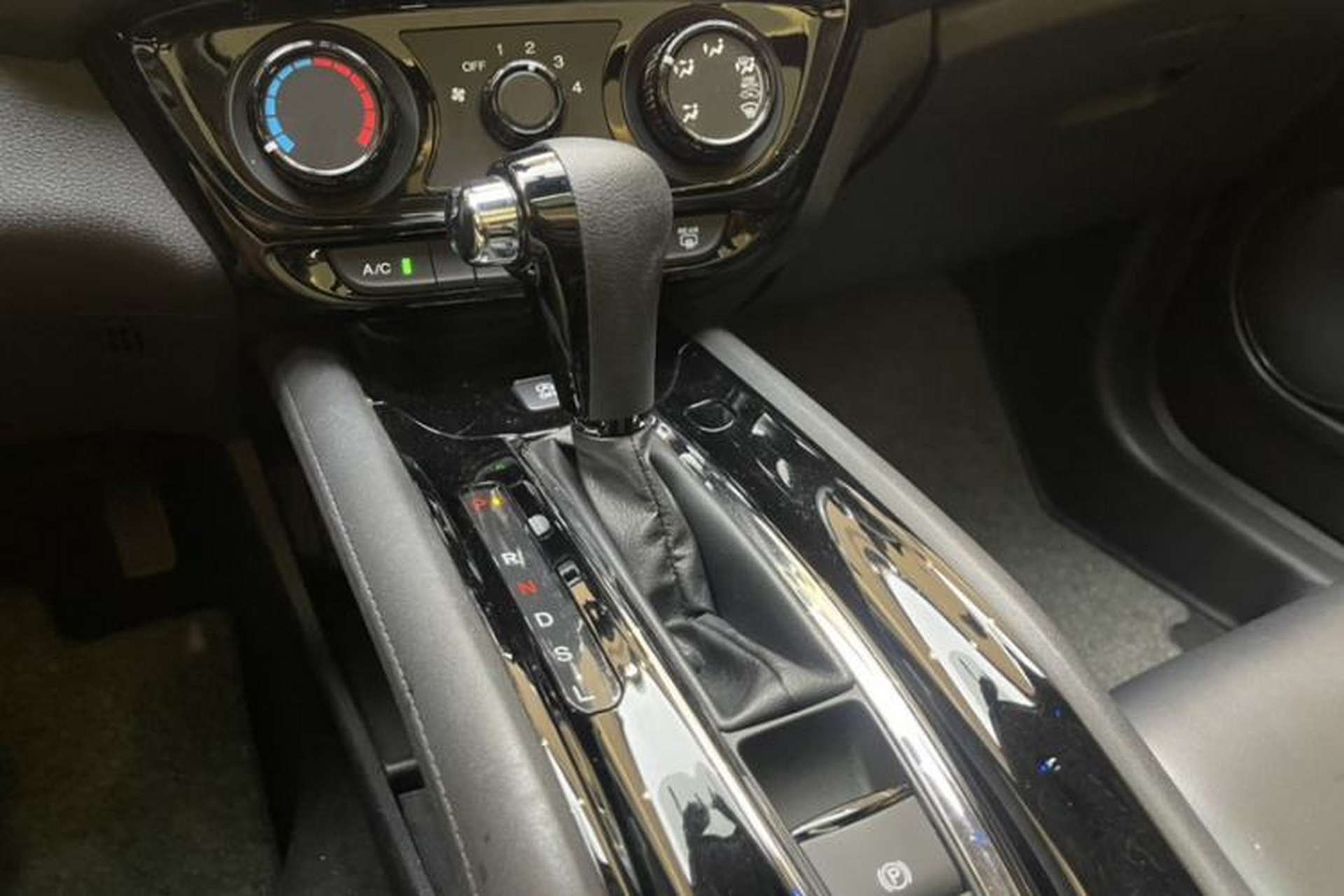 Used Honda Vezel 2022 1.5L CVT Phantom Night Pioneer Edition Interior 2