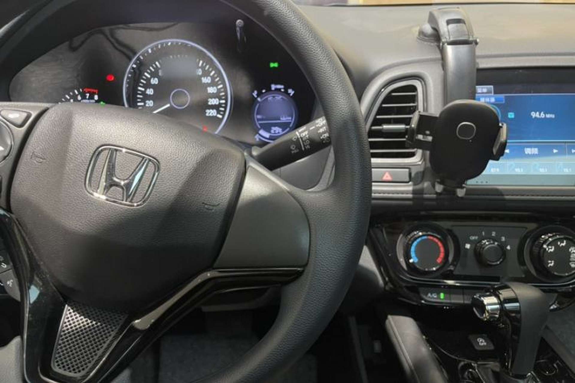 Used Honda Vezel 2022 1.5L CVT Phantom Night Pioneer Edition Interior 3