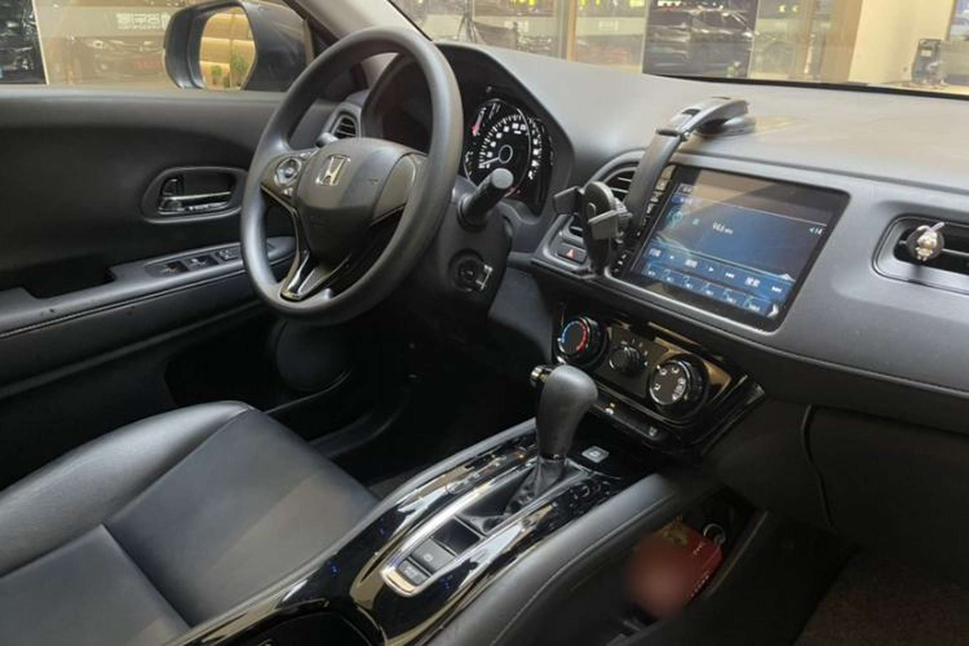 Used Honda Vezel 2022 1.5L CVT Phantom Night Pioneer Edition Interior 4
