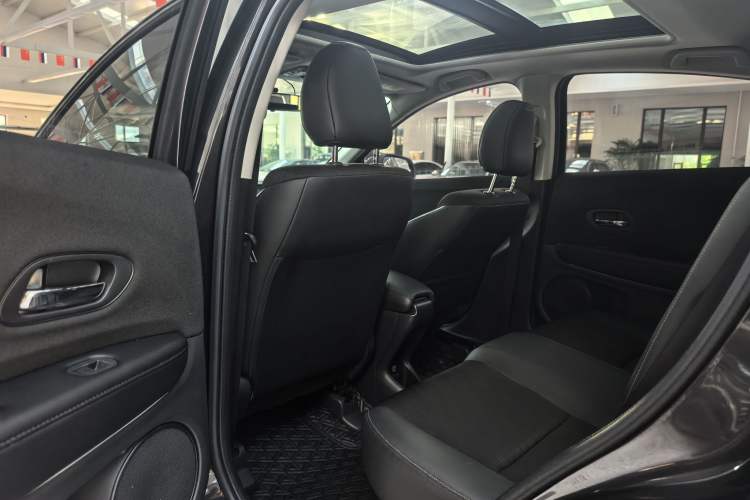 Used Honda Vezel 2022 1.5L CVT Phantom Night Pioneer Edition Interior 6
