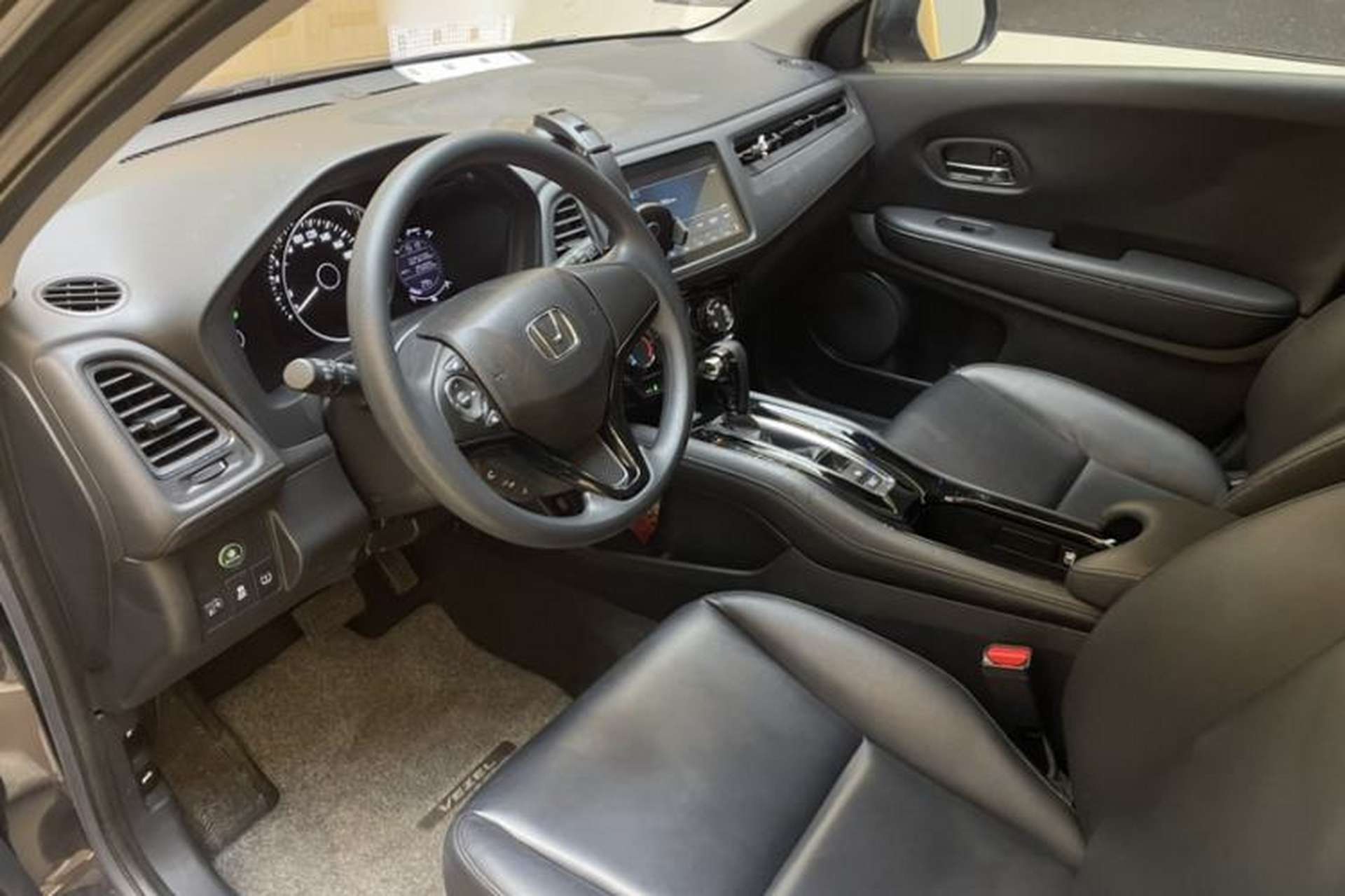Used Honda Vezel 2022 1.5L CVT Phantom Night Pioneer Edition Left Front Seat
