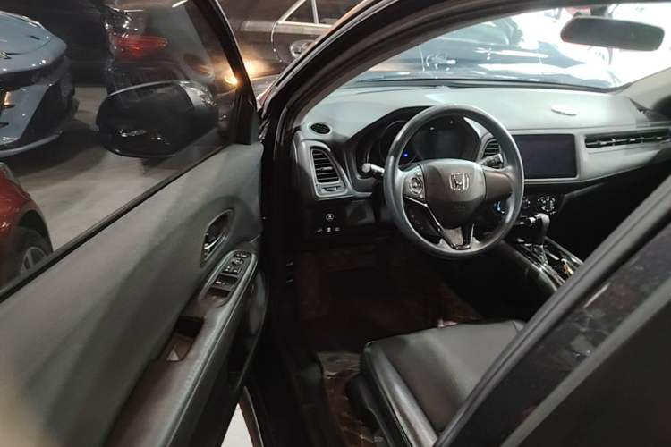 Used Honda Vezel 2022 1.5L CVT Phantom Night Pioneer Edition Driver Seat