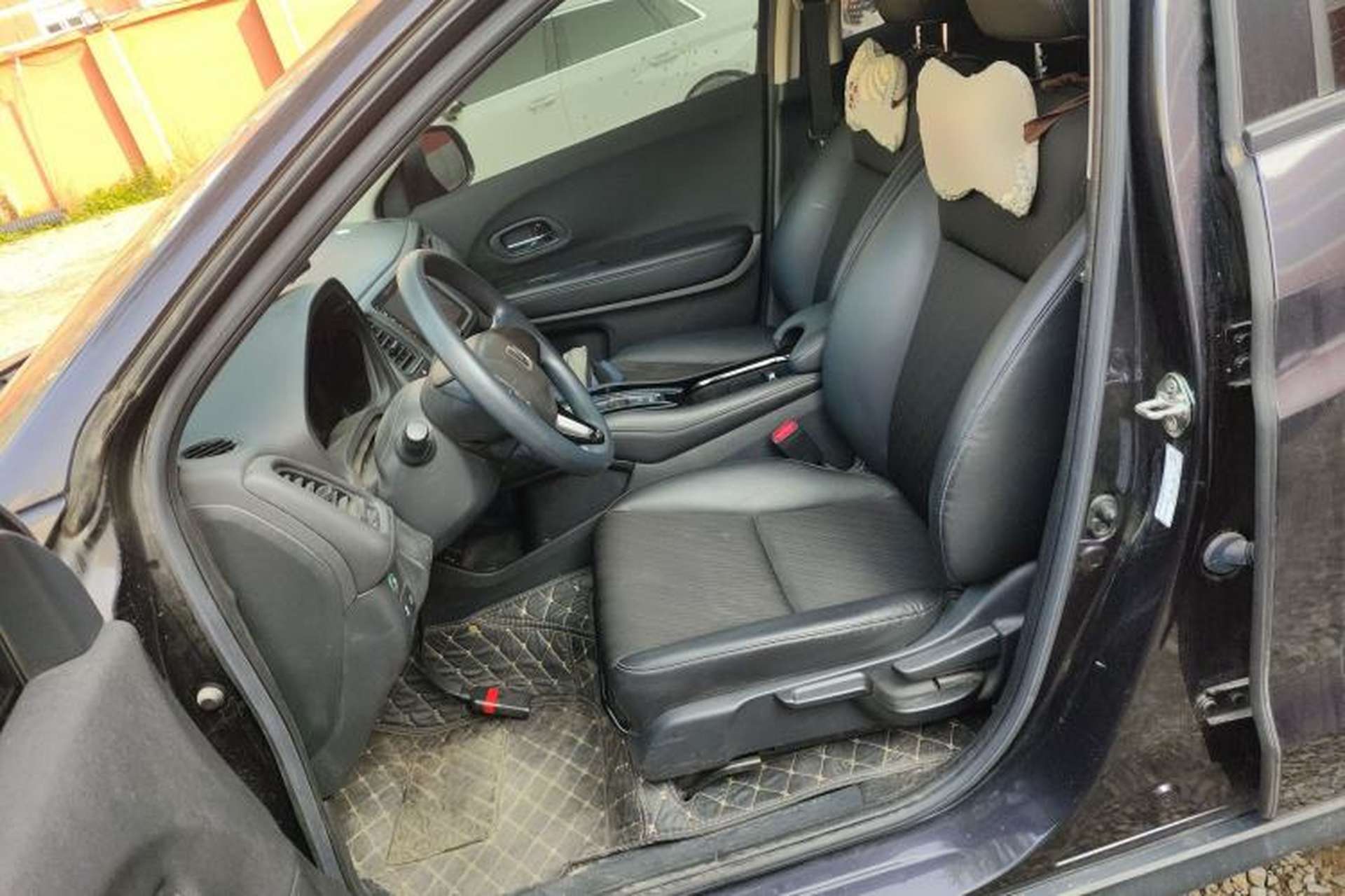 Used Honda Vezel 2022 1.5L CVT Phantom Night Pioneer Edition Left Front Seat