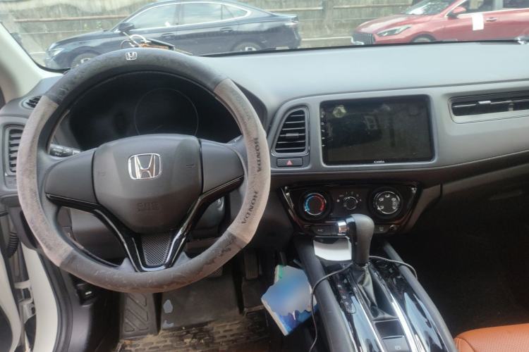 Used Honda Vezel 2022 1.5L CVT Elite Smart Edition Center Console