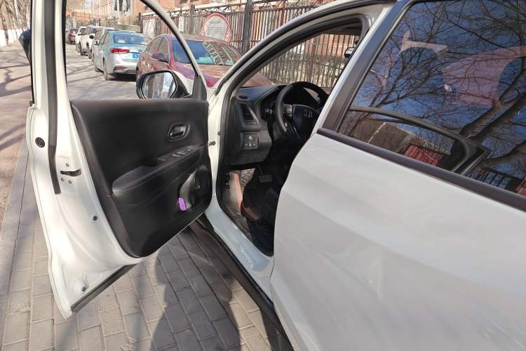 Used Honda Vezel 2022 1.5L CVT Phantom Night Pioneer Edition Driver Seat
