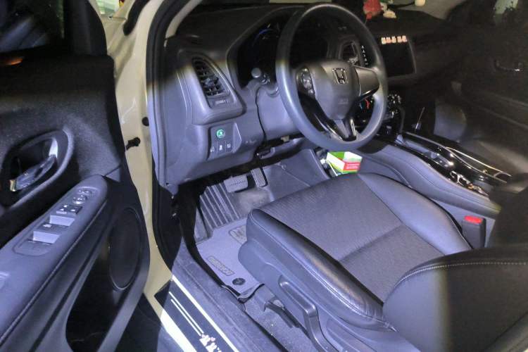 Used Honda Vezel 2022 1.5L CVT Phantom Night Pioneer Edition Driver Seat