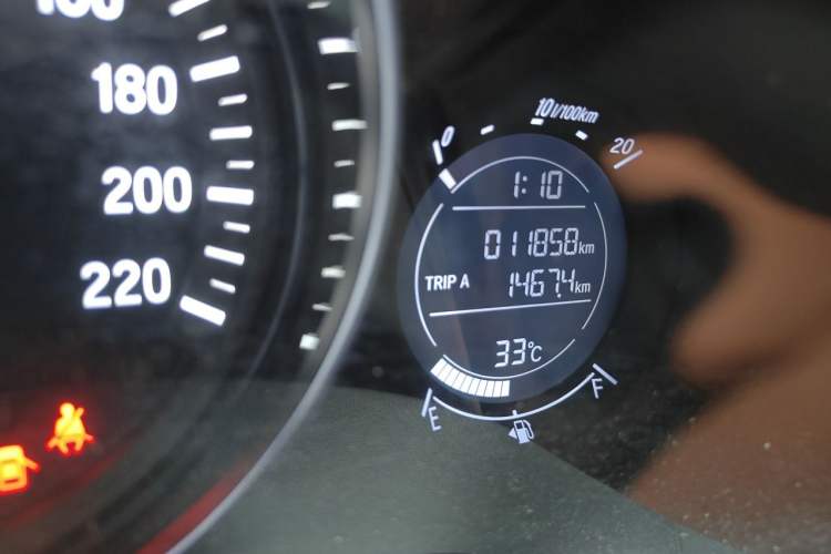 Used Honda Vezel 2022 1.5L CVT Phantom Night Pioneer Edition Odometer Close Up
