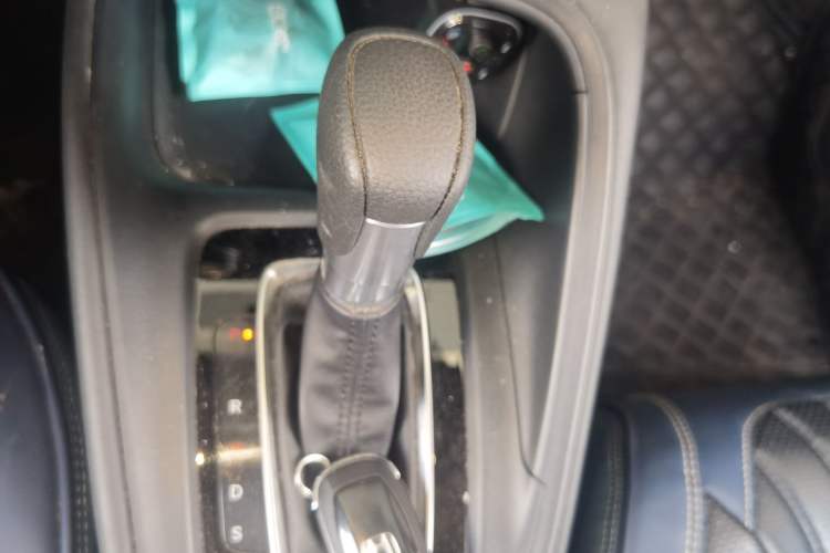 Used Honda Vezel 2023 1.5L CVT Elite Edition Gear Lever