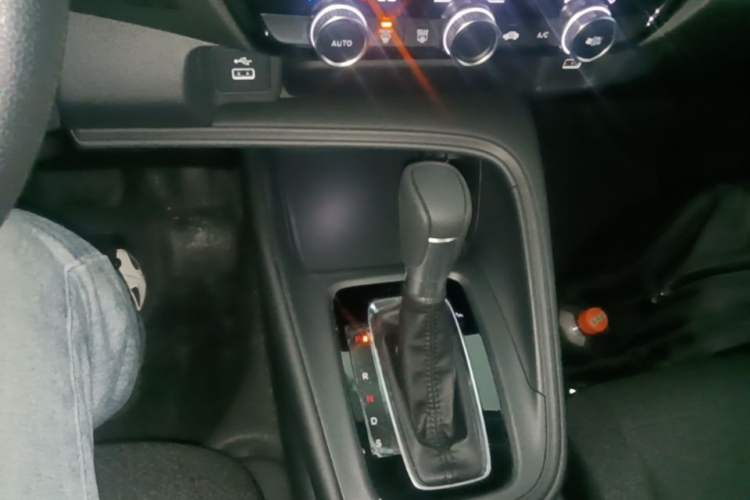 Used Honda Vezel 2023 1.5L CVT Elite Edition Gear Lever