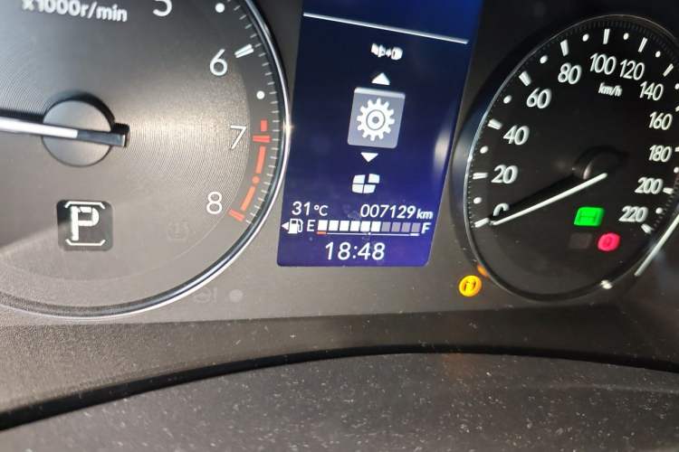 Used Honda Vezel 2023 1.5L CVT Elite Edition Odometer Close Up