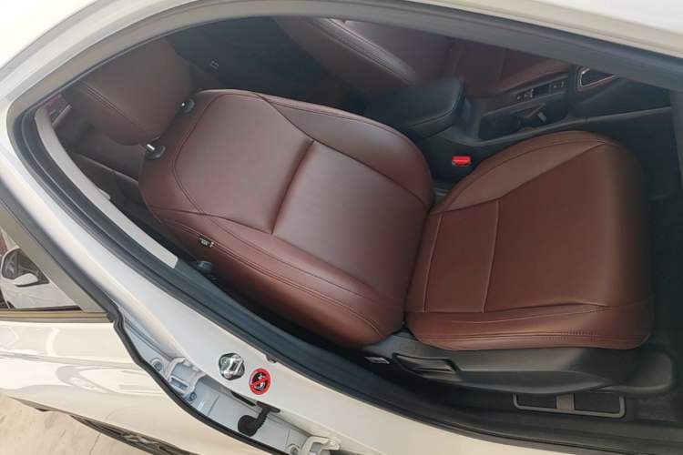 Used Honda Vezel 2023 1.5L CVT Elite Edition Right Front Seat