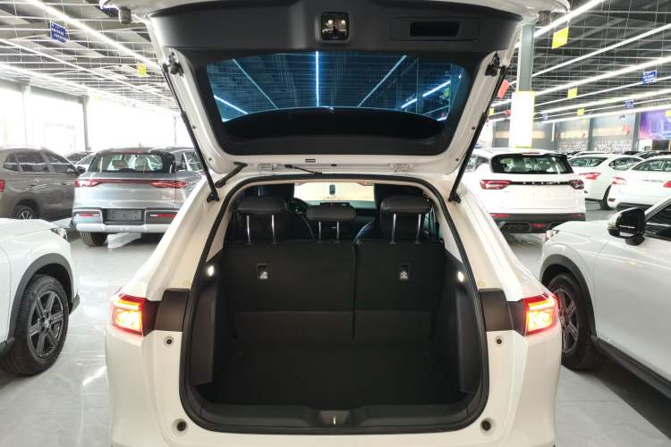 Used Honda Vezel 2023 1.5L CVT Elite Edition Trunk