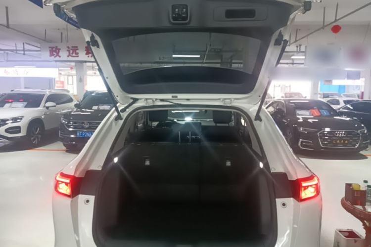 Used Honda Vezel 2023 1.5L CVT Elite Edition Trunk