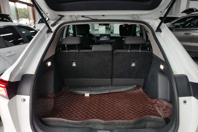 Used Honda Vezel 2023 1.5L CVT Elite Edition Trunk