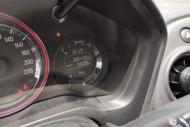 Used Honda XR-V 2015 1.8L EXi CVT Comfort Version Odometer Close Up
